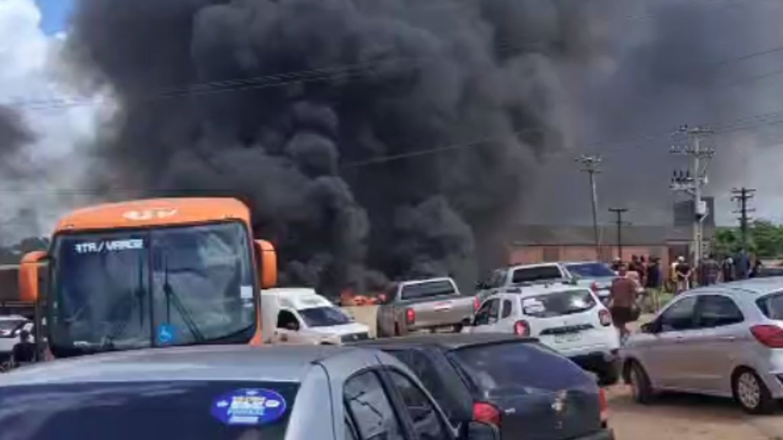 Protesto fecha BR-135 nos dois sentidos em Itapecuru-Mirim