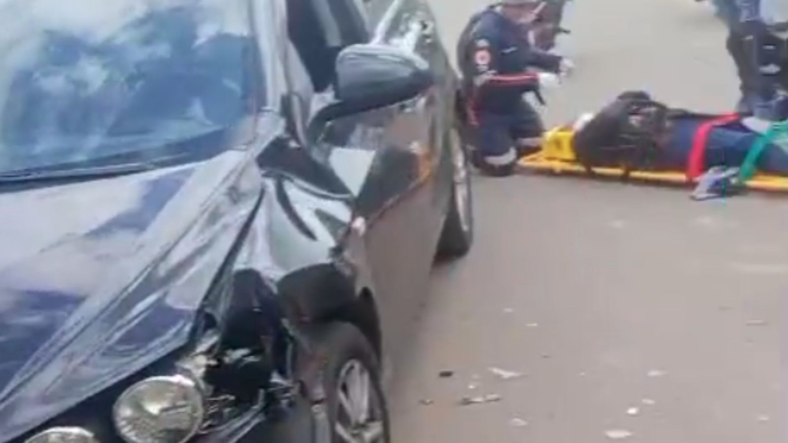 Carro e moto colidem e homem fica ferido