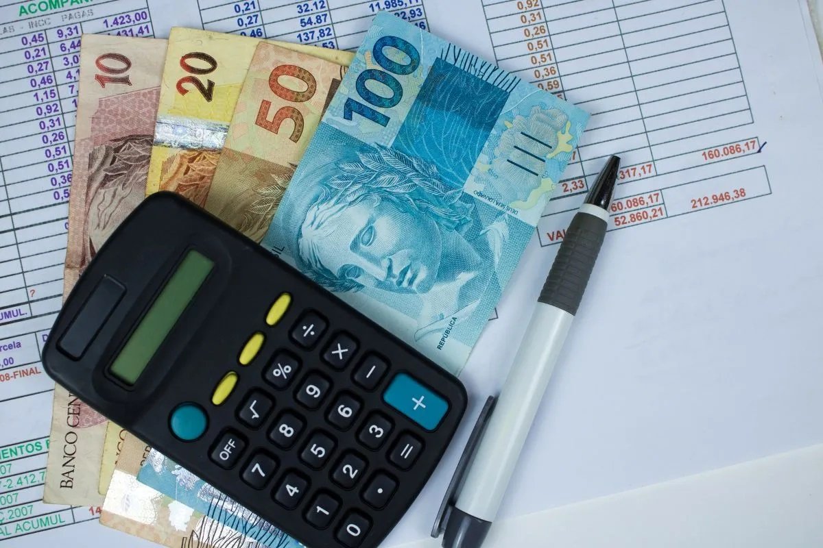 Mercado baixa Selic projetada para 13,75% em 2026