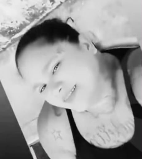 Mulher é morta a tiros na porta de casa
