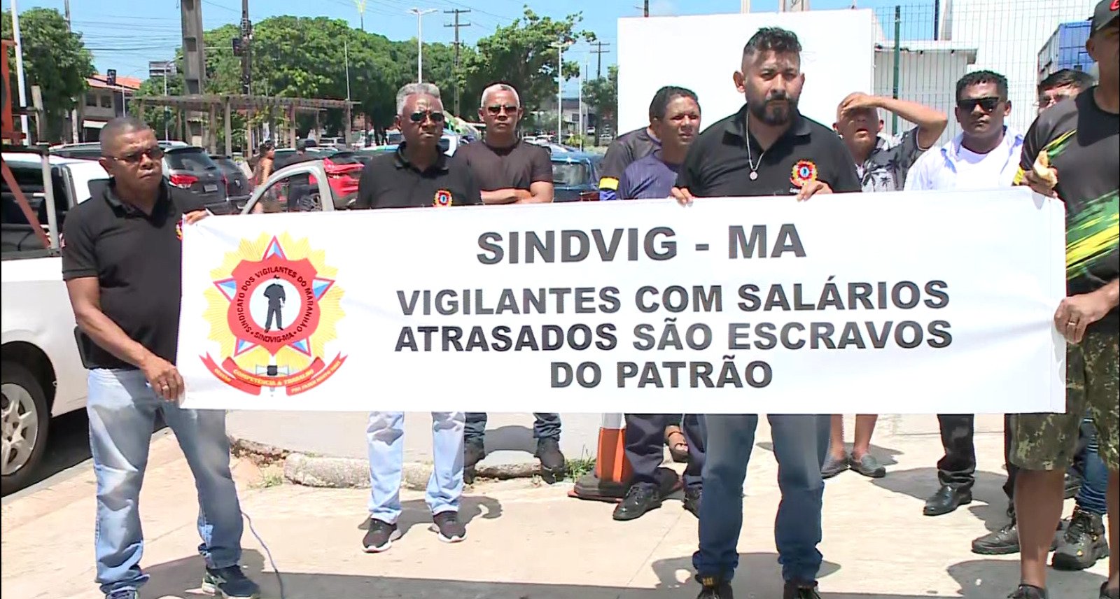 Vigilantes param por atraso salarial em hospital veterinário